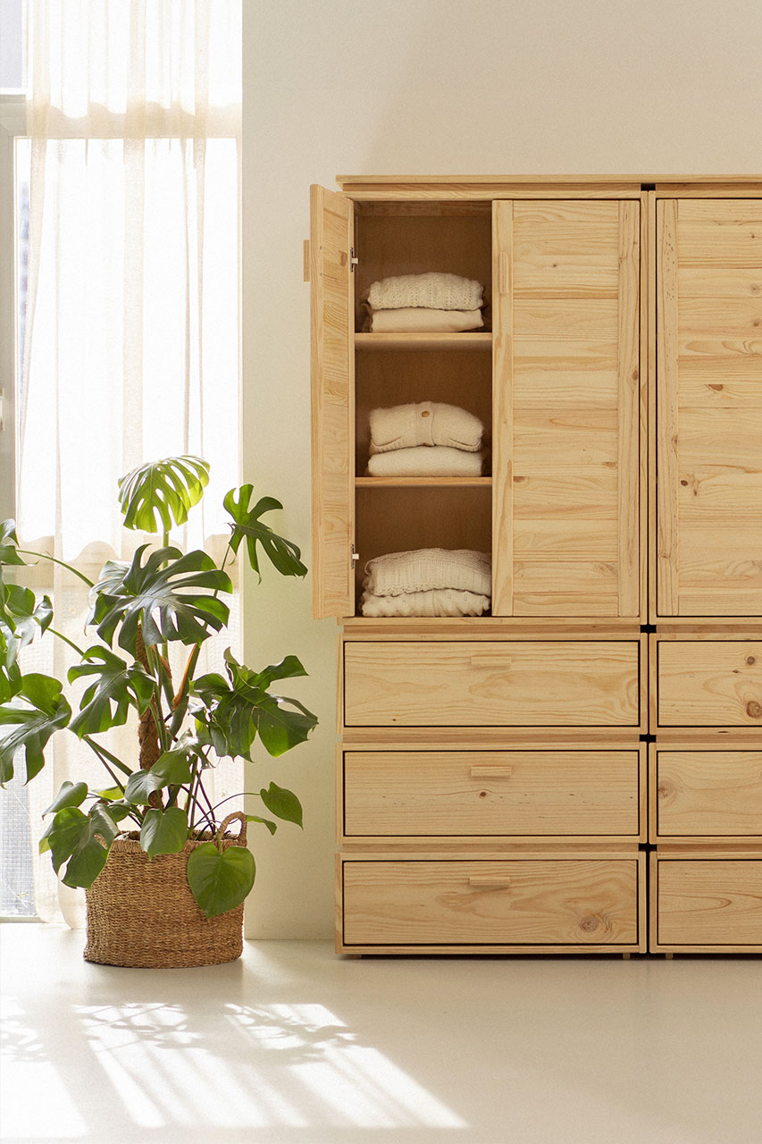 Imagen de ambiente 6 para:Armario alto doble con cajones de almacenaje en madera maciza